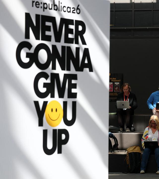 Berlin: Ein Schild zeigt das diesjährige Motto der Digitalmesse re:publica "Never gonna give you up".