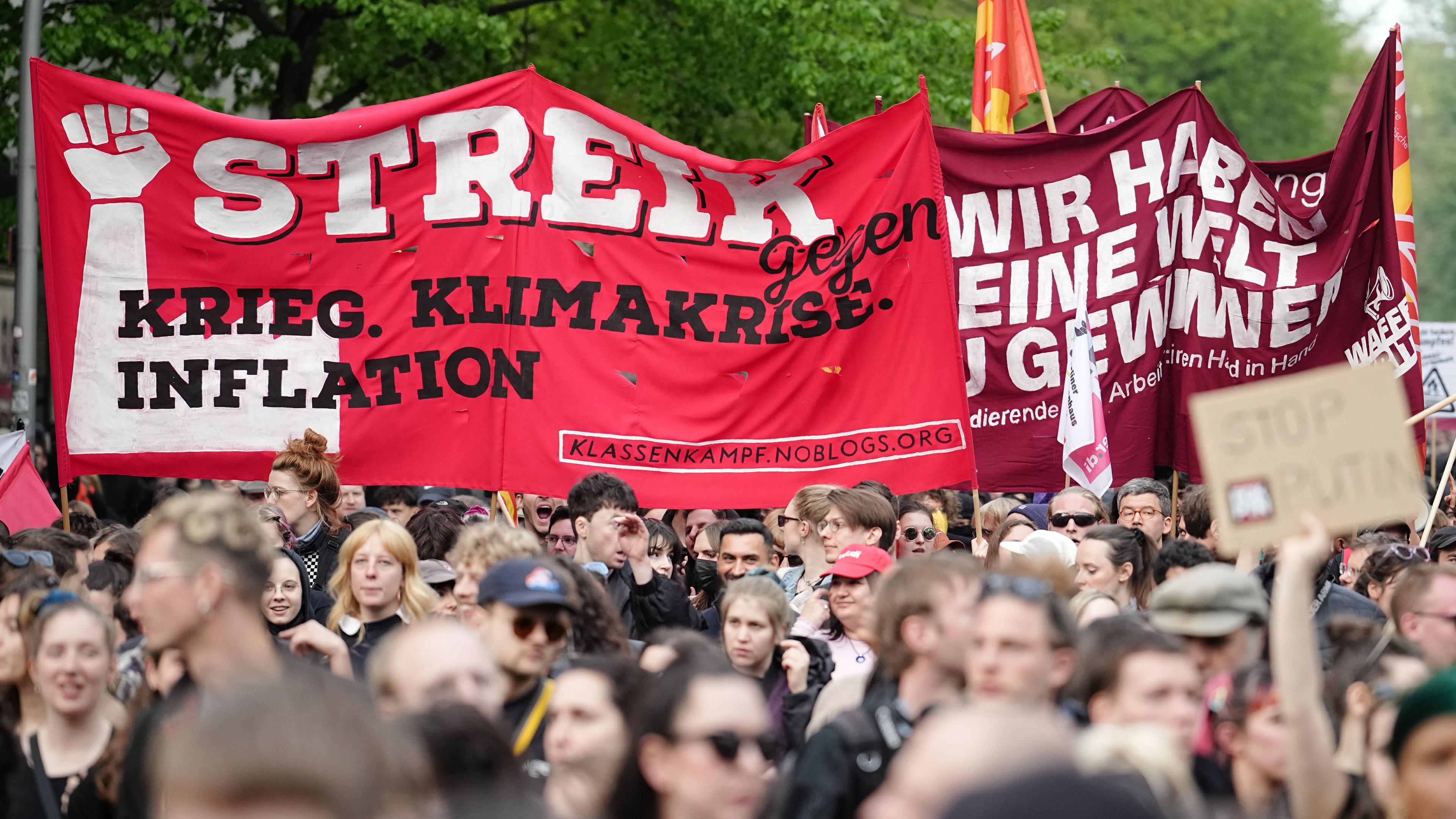  Berlin: Demonstranten halten ein Banner mit der Aufschrift "Streik gegen Krieg. Klimakrise. Inflation" hoch.