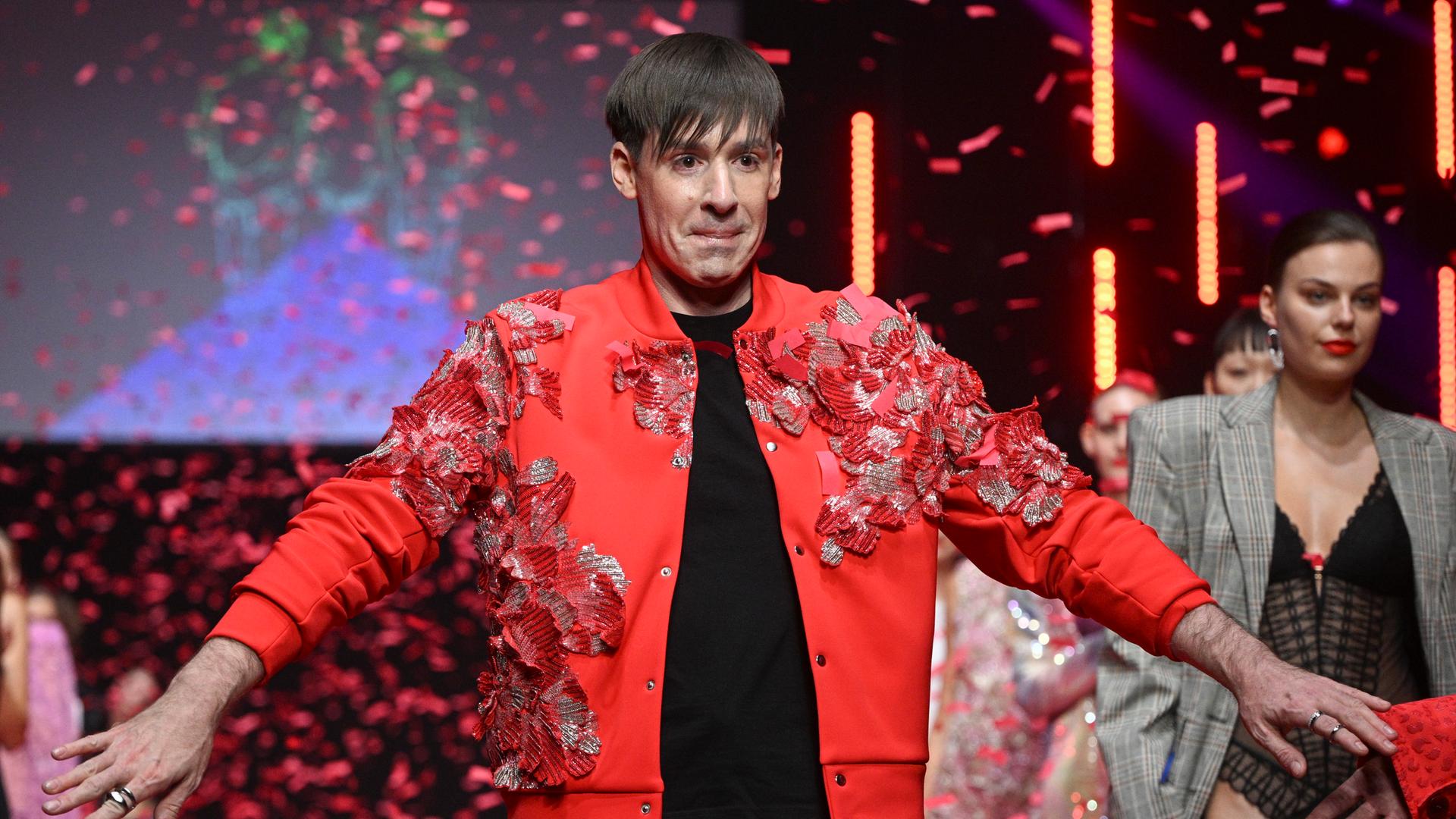 Berlin: Der Designer Kilian Kerner zeigt sich nach seiner Show in der Uber Eats Music Hall auf dem Catwalk mit seinen Models.