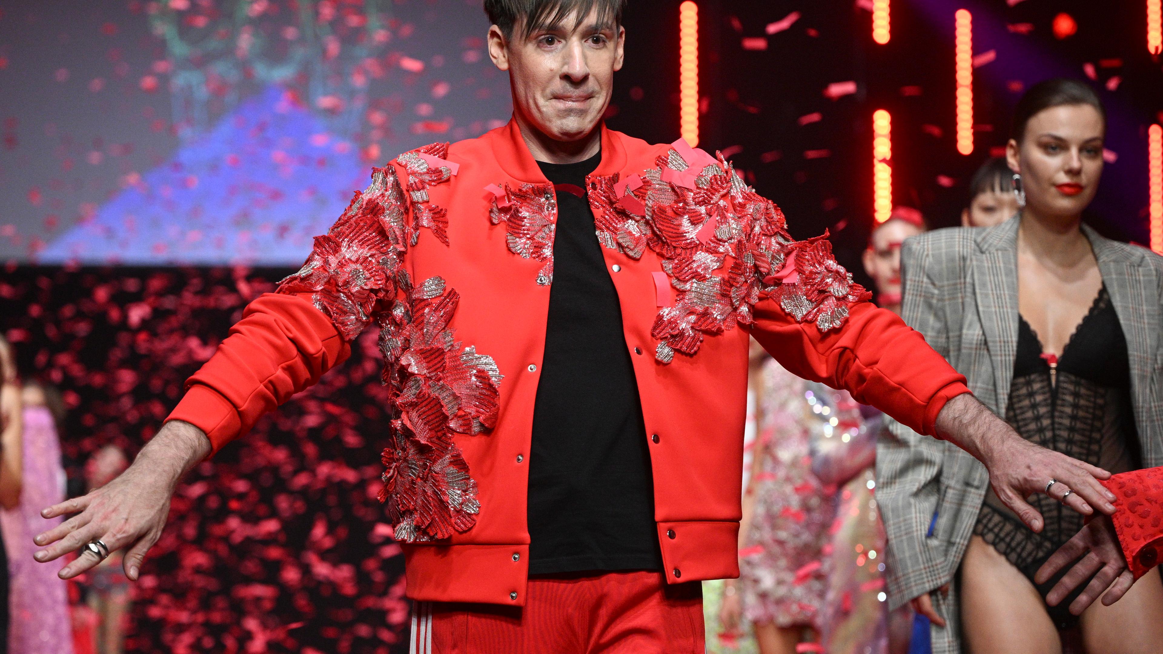 Berlin: Der Designer Kilian Kerner zeigt sich nach seiner Show in der Uber Eats Music Hall auf dem Catwalk mit seinen Models.