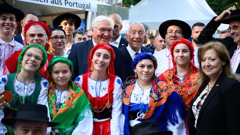 Bundespräsident ehrt auf dem Volksfest