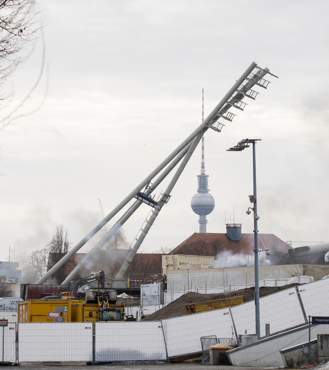 Man sieht die gesprengten Masten