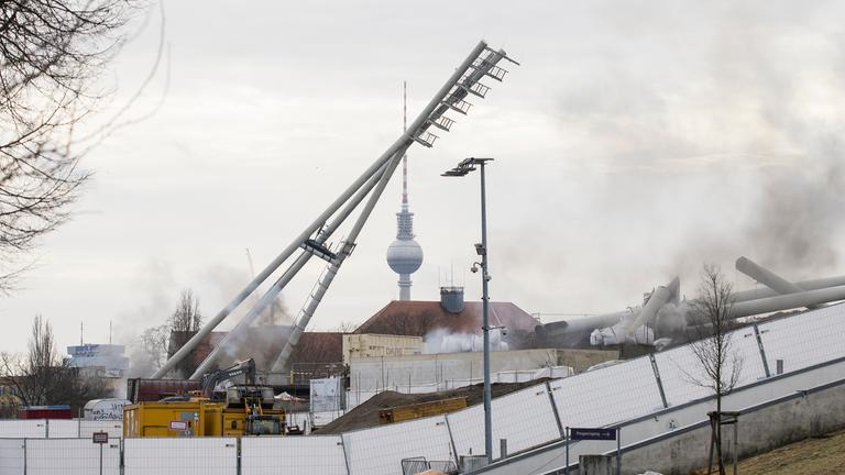 Man sieht die gesprengten Masten