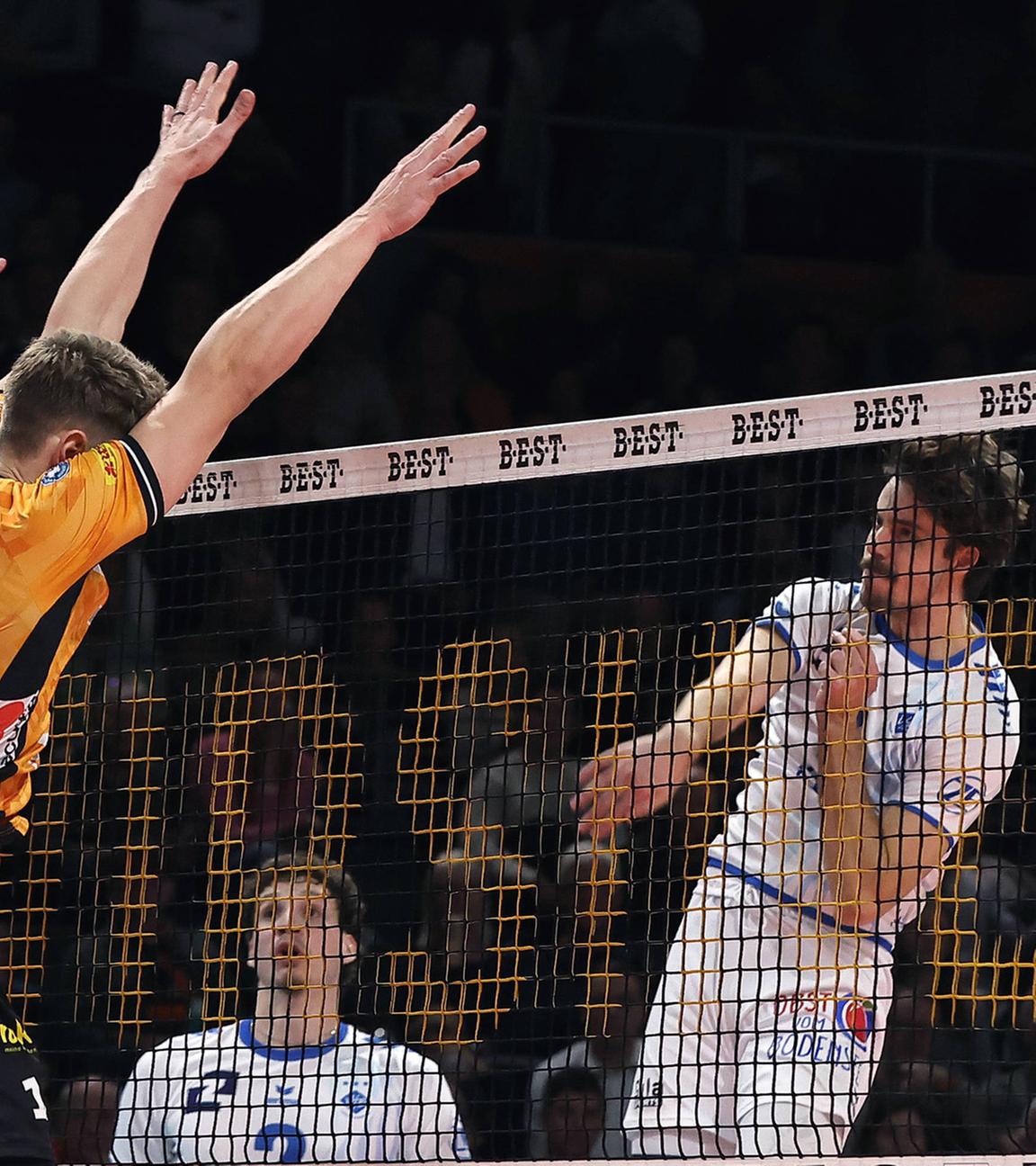 Simon Plaskie, Florian Krage Brewitz im Block, Kyle Hobus im Angriff