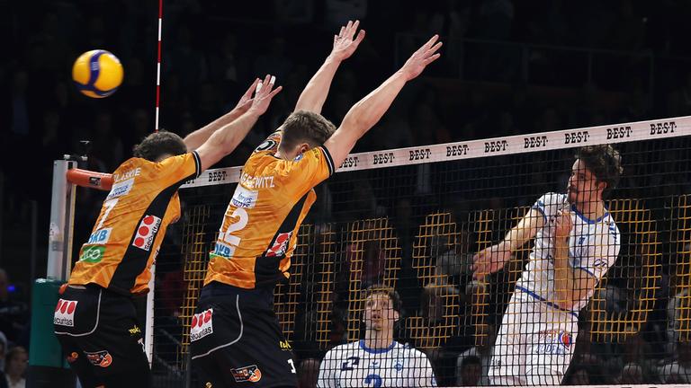 Simon Plaskie, Florian Krage Brewitz im Block, Kyle Hobus im Angriff