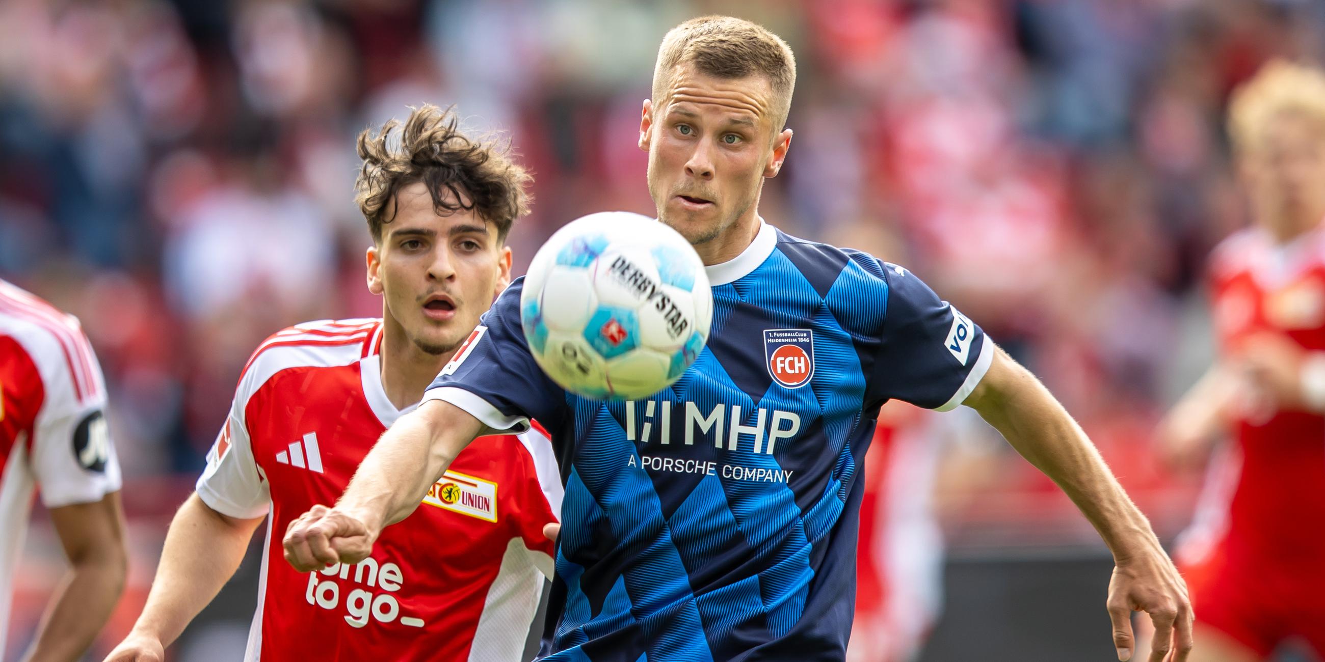 Berlins Tim Skarke und Heidenheims Adrian Beck im Kampf um den Ball.