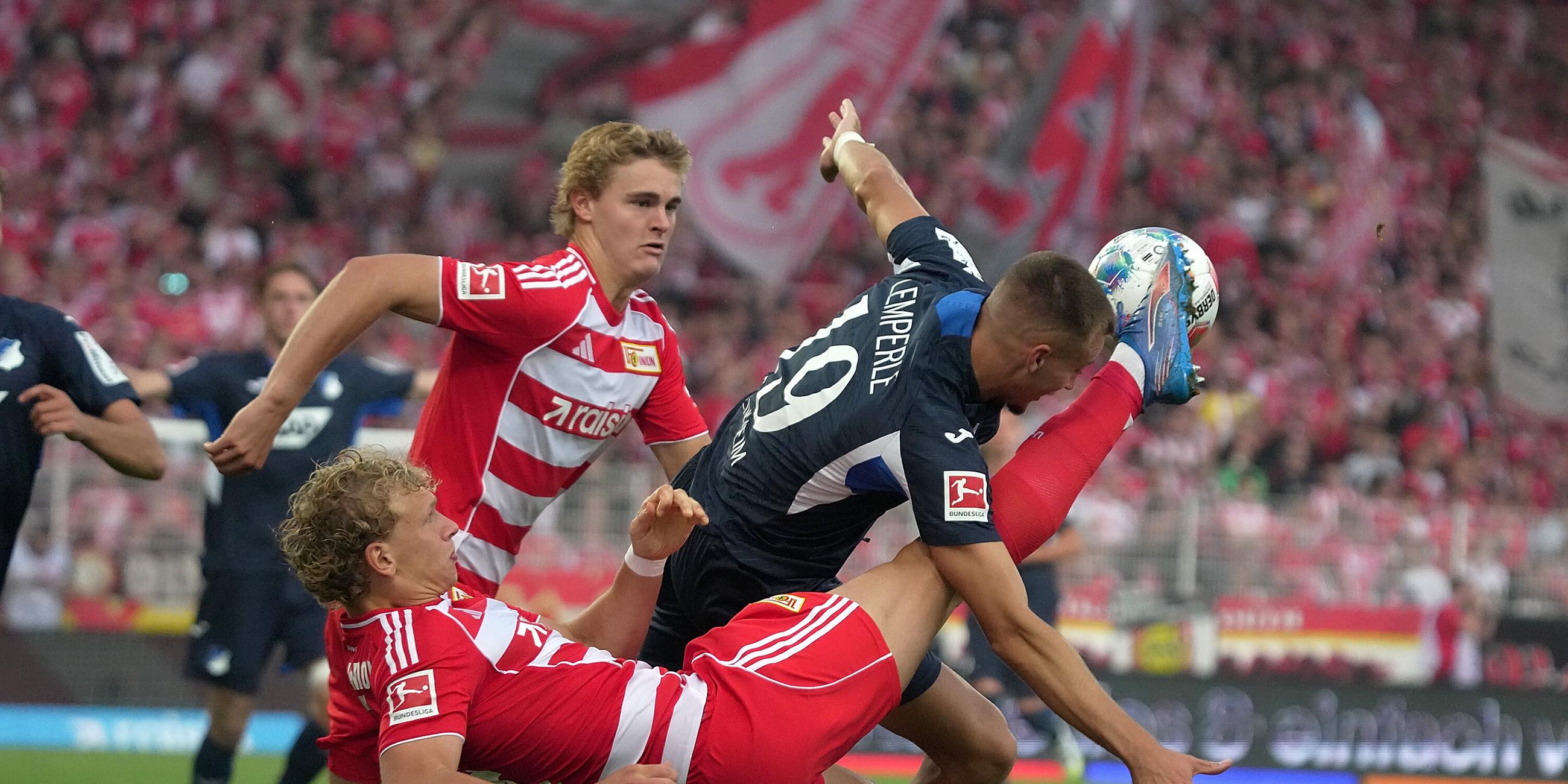Leopold Querfeld (Union Berlin), Tom Rothe (Union Berlin), Tim Lemperle (Hoffenheim) kämpfen.