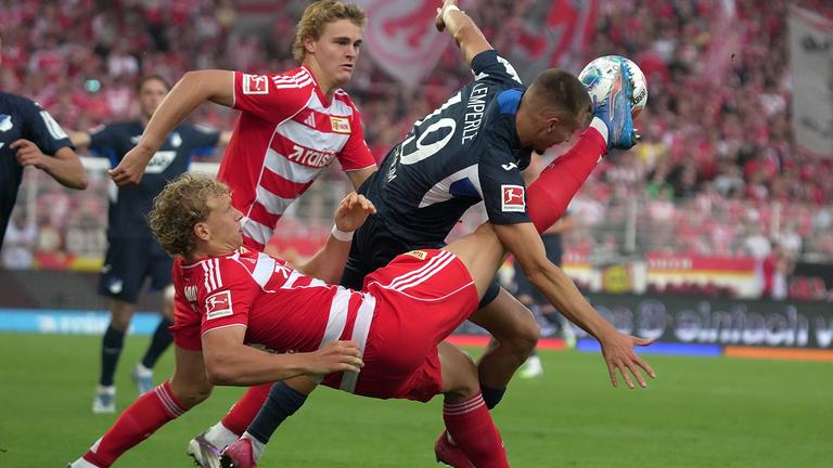 Leopold Querfeld (Union Berlin), Tom Rothe (Union Berlin), Tim Lemperle (Hoffenheim) kämpfen.