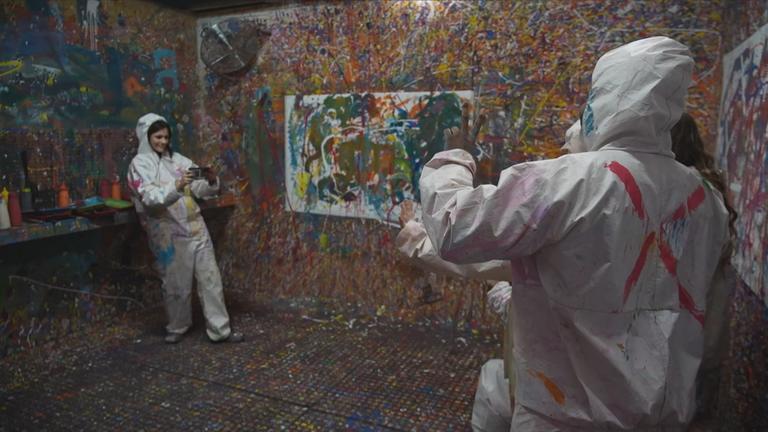 Menschen beim bemalen einer Leinwand