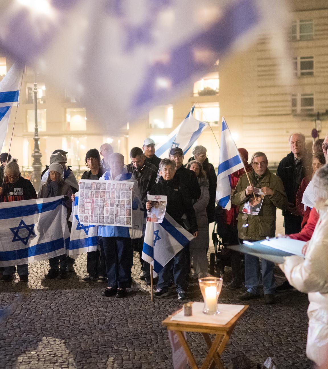 Menschen versammeln sich für eine Namenslesung der Opfer vor dem Brandenburger Tor zum zweiten Jahrestag des Hamas-Angriffs auf Israel.