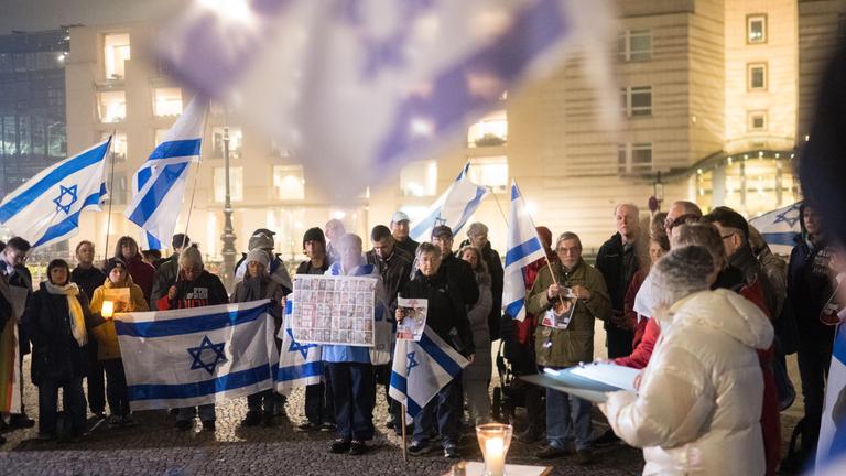 Menschen versammeln sich für eine Namenslesung der Opfer vor dem Brandenburger Tor zum zweiten Jahrestag des Hamas-Angriffs auf Israel.