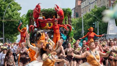 Darsteller tanzen bei der Parade beim Karneval der Kulturen.