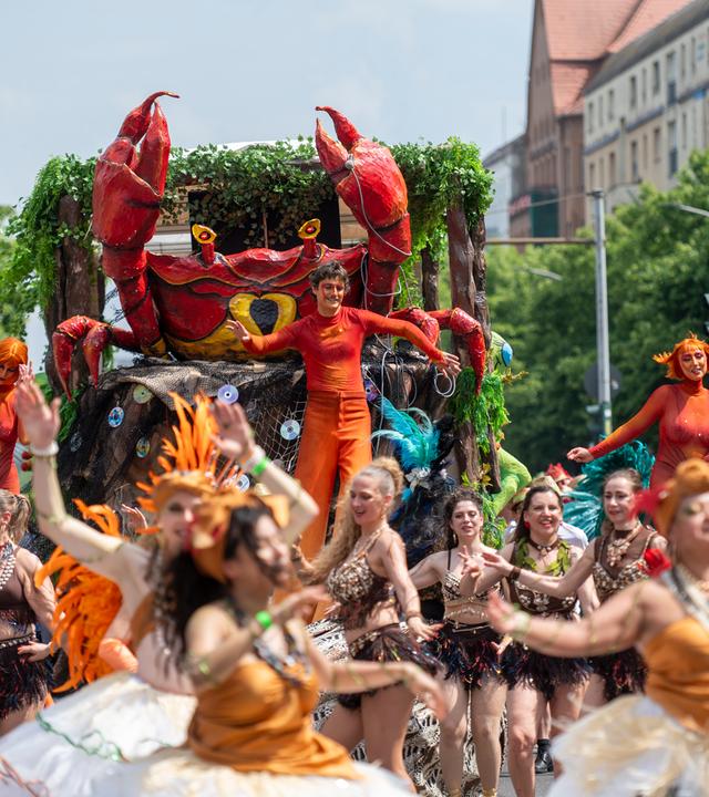 Darsteller tanzen bei der Parade beim Karneval der Kulturen.