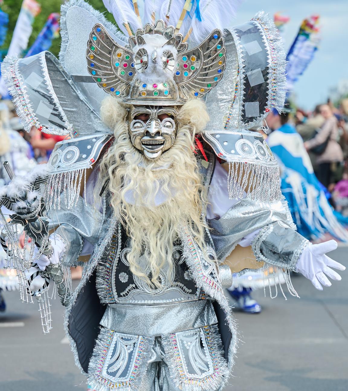 Verkleidete Menschen unterschiedlicher Kulturen tanzen zur Musik beim Straßenumzug zum 27. Karneval der Kulturen.
