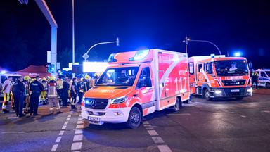 Einsatzkräfte von Polizei und Feuerwehr stehen nach dem Abbruch des Christopher Street Day (CSD) am Kemperplatz