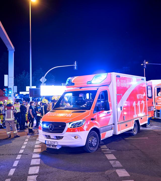 Einsatzkräfte von Polizei und Feuerwehr stehen nach dem Abbruch des Christopher Street Day (CSD) am Kemperplatz