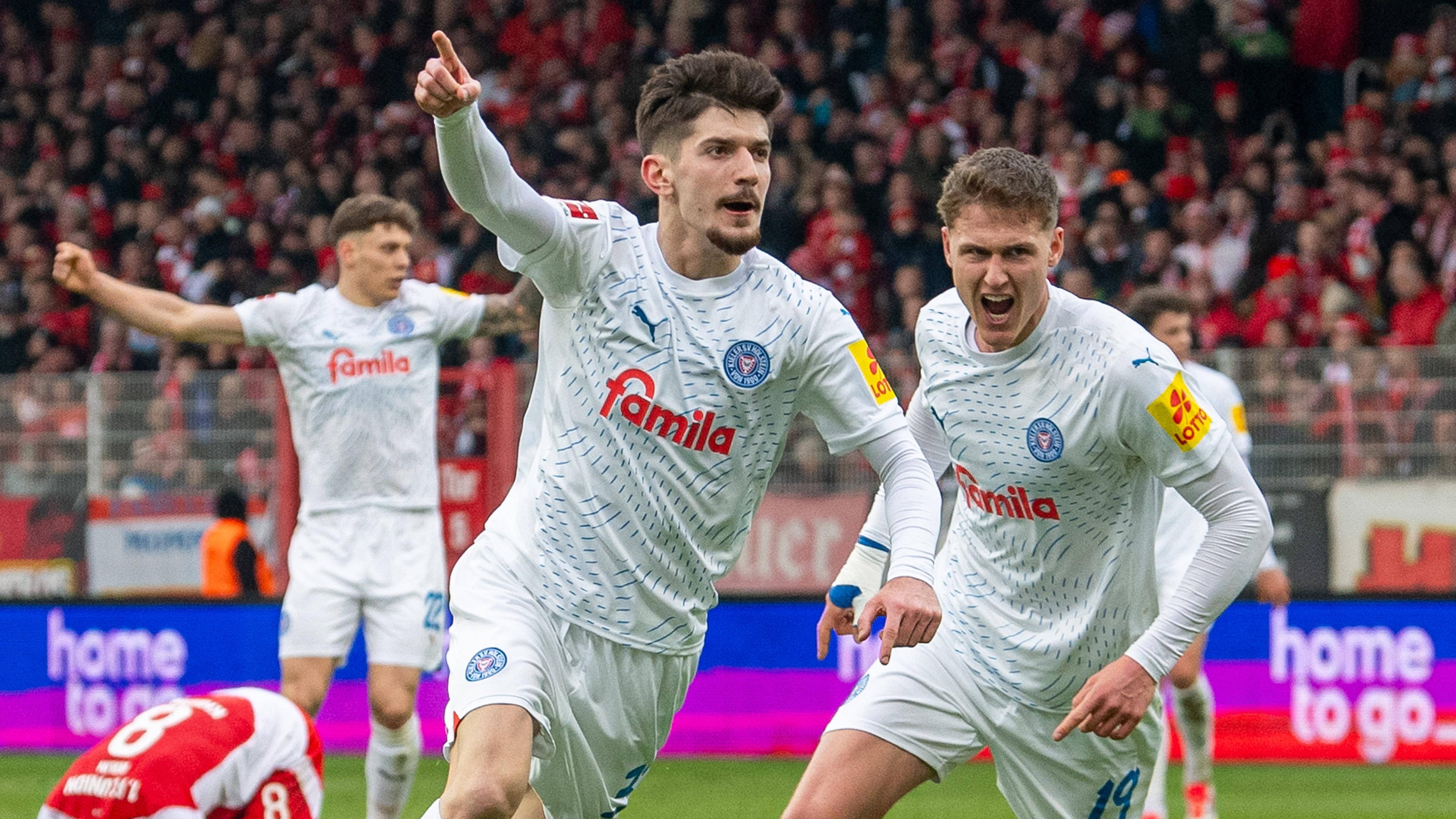 Kiels Armin Gigovic und Phil Harres jubeln zum 0:1 beim Spiel gegen Union Berlin am 02.03.2025.