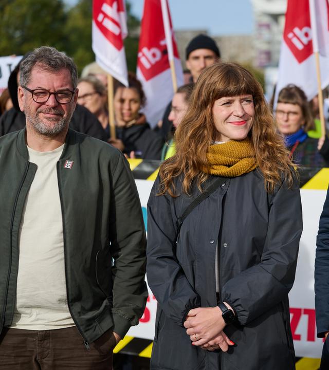 Werner Graf (l-r), Co-Fraktionsvorsitzender von Bündnis 90/Die Grünen im Abgeordnetenhaus, Kerstin Wolter, Vorsitzende der Partei Die Linke in Berlin, und Steffen Krach (SPD), Fraktionsvorsitzender der SPD-Fraktion im Berliner Abgeordnetenhaus.