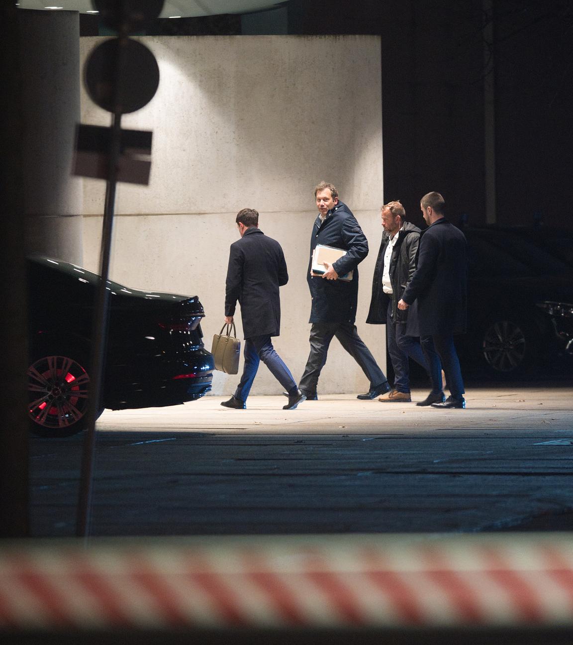 Politiker nach dem Koalitionsausschuss auf dem Weg zu einem Auto