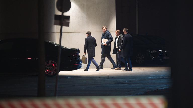 Politiker nach dem Koalitionsausschuss auf dem Weg zu einem Auto