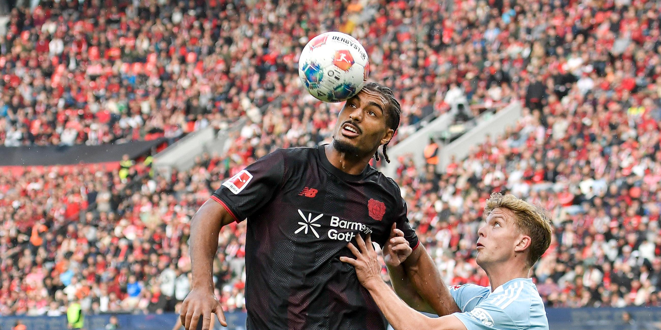 Loic Badé (Leverkusen 5) und András Schäfer (Berlin 13) kämpfen.