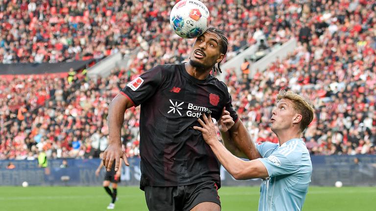 Loic Badé (Leverkusen 5) und András Schäfer (Berlin 13) kämpfen.