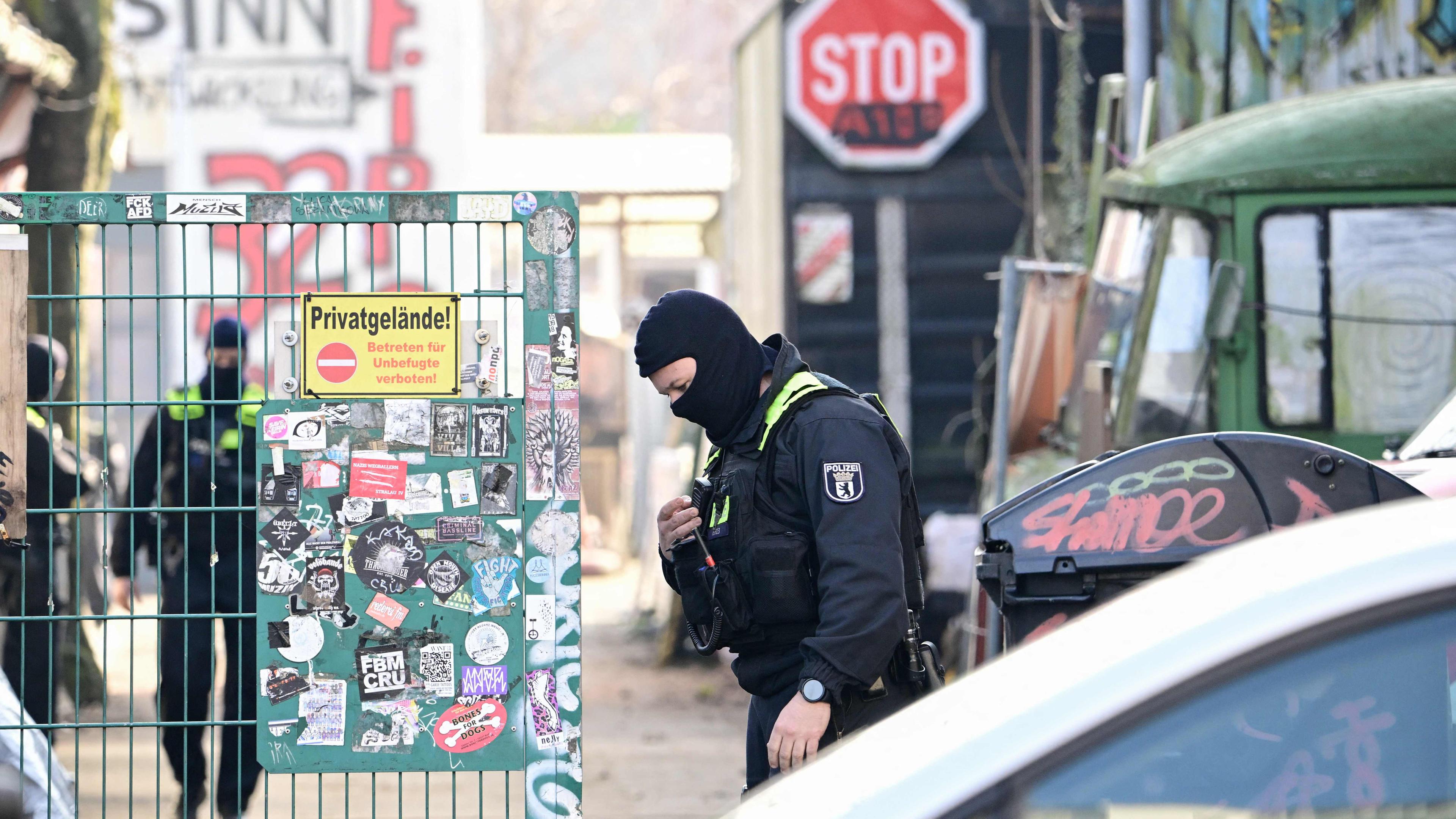 Berlin: LKA-Durchsuchung einer Bauwagensiedlung in Zusammenhang mit der Fahndung nach Burkhard Garweg