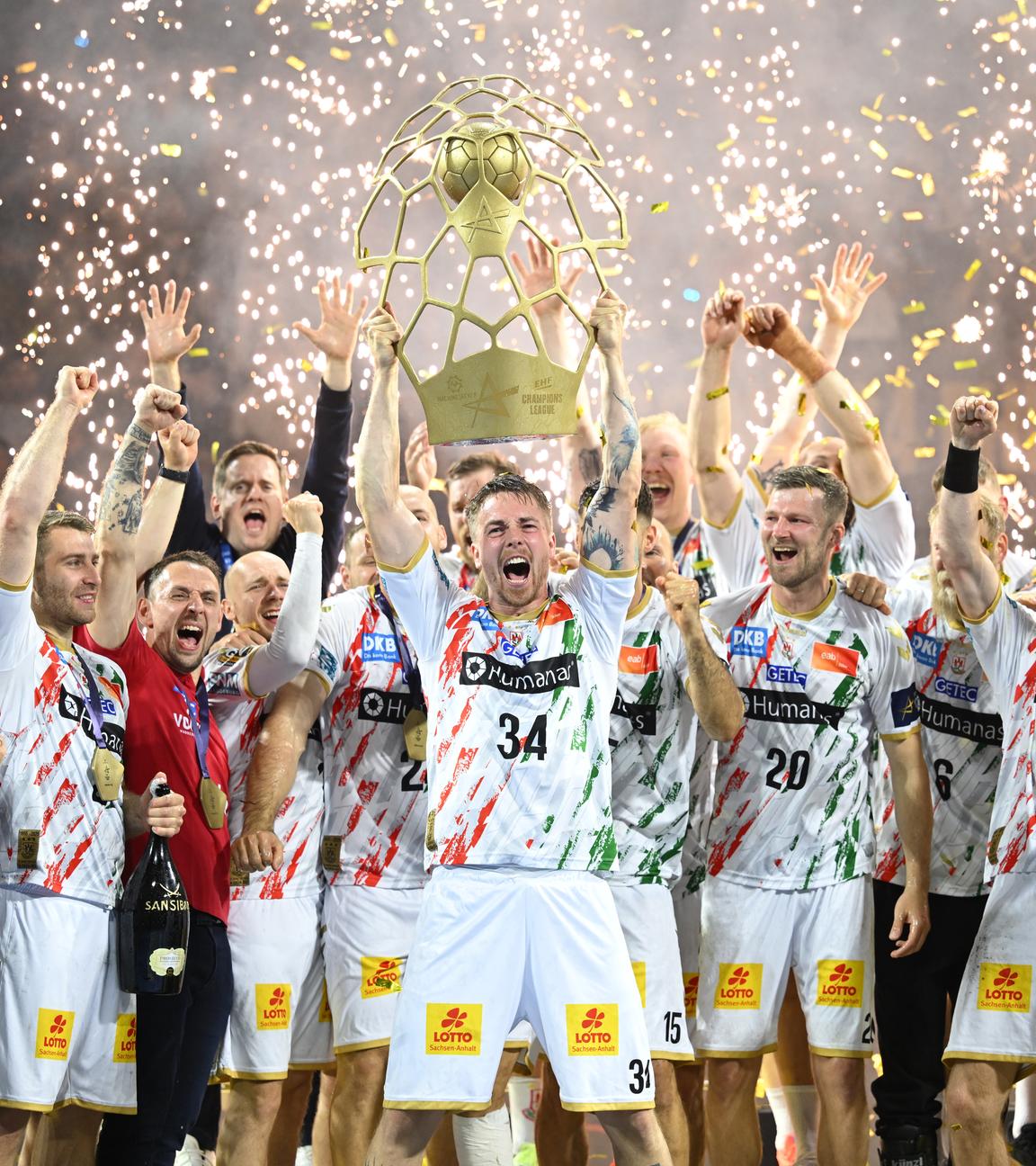 Magdeburgs Spieler jubeln mit der Trophäe nach dem Sieg gegen Berlin am 15.06.2025.