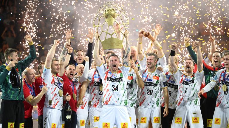 Magdeburgs Spieler jubeln mit der Trophäe nach dem Sieg gegen Berlin am 15.06.2025.