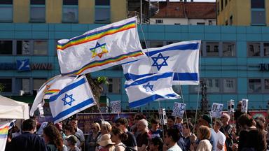 Berlin: Teilnehmer schwenken jüdische Fahnen bei der Mahnwache "Gegen jeden Antisemitismus -Solidarität mit Jüdinnen und Juden" im Berliner Ortsteil Prenzlauer Berg. Archivbild