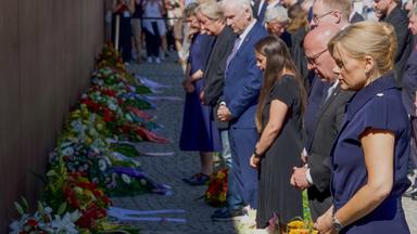 Bundestagspräsidentin Julia Klöckner und Berlins Bürgermeister Kai Wegner bei der Gedenkveranstaltung an der Berliner Mauer.