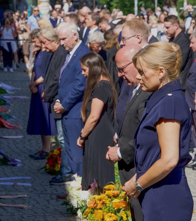 Bundestagspräsidentin Julia Klöckner und Berlins Bürgermeister Kai Wegner bei der Gedenkveranstaltung an der Berliner Mauer.