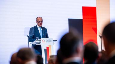 Bundeskanzler Friedrich Merz (CDU) spricht beim Invest in Germany Gipfel in der European School of Management and Technology (ESMT). 