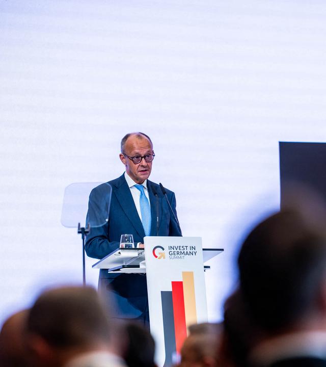 Bundeskanzler Friedrich Merz (CDU) spricht beim Invest in Germany Gipfel in der European School of Management and Technology (ESMT). 