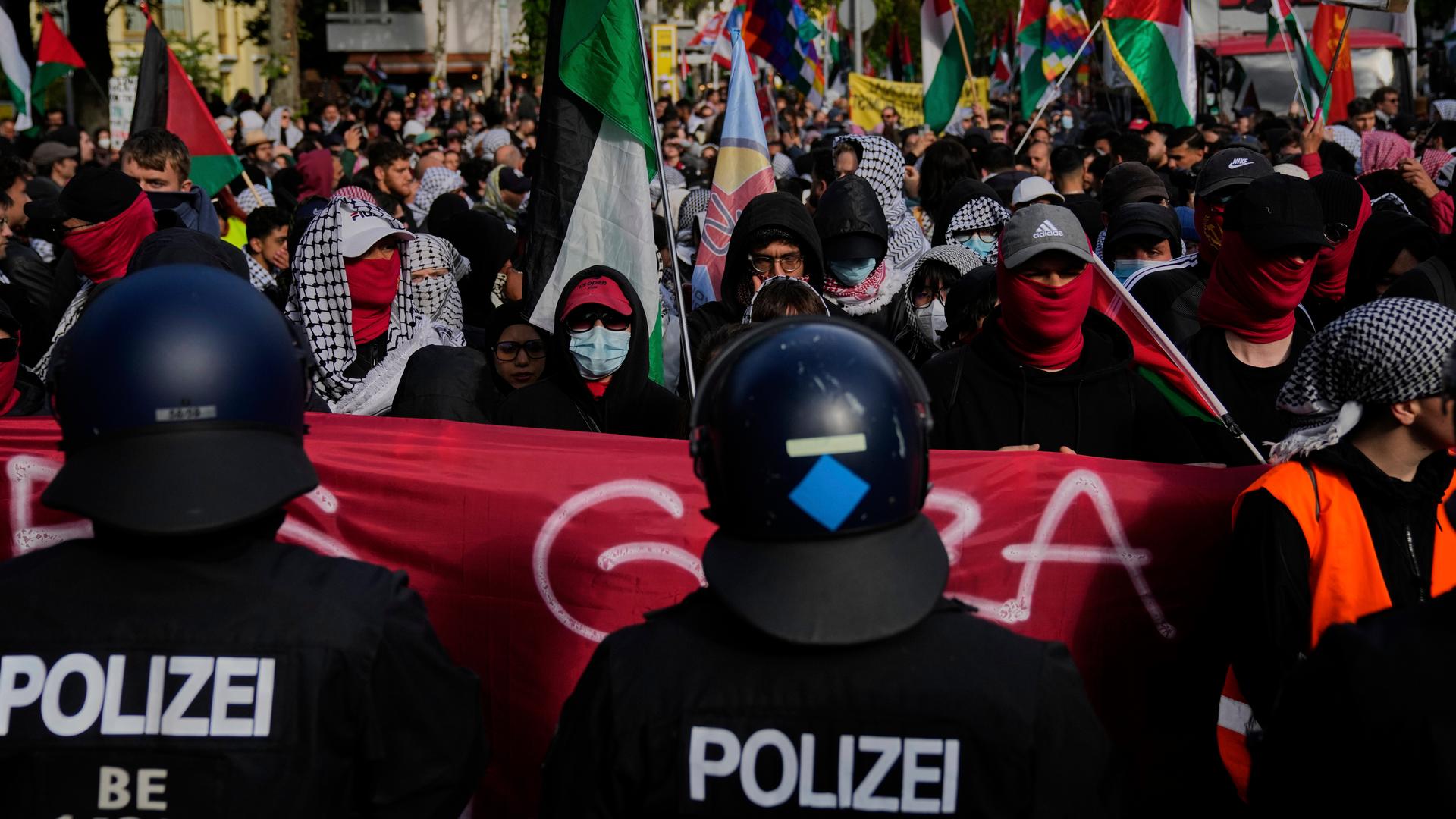 Menschen nehmen an einer propalästinensischen Demonstration zum Gedenken an den Nakba-Tag in Berlin teil.
