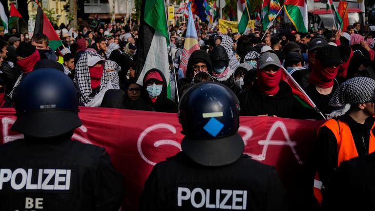 Menschen nehmen an einer propalästinensischen Demonstration zum Gedenken an den Nakba-Tag in Berlin teil.