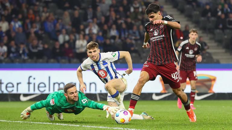Yilmaz Uzun (1. FC Nürnberg) schießt den Ball aufs Tor.