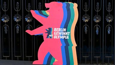 Ein Logo Berlin gewinnt mit Olympia bei einer Sitzung des Kuratoriums für die Bewerbung um Olympische und Paralympische Spiele im Roten Rathaus.