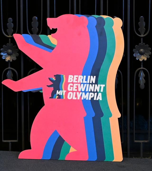 Ein Logo Berlin gewinnt mit Olympia bei einer Sitzung des Kuratoriums für die Bewerbung um Olympische und Paralympische Spiele im Roten Rathaus.