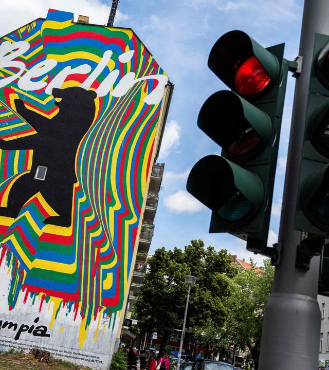 Archiv: Berliner Kampagne für eine Bewerbung um die Ausrichtung der Olympischen Spiele in den Jahren 2036, 2040 oder 2044 – mit der Aufschrift „Berlin gewinnt mit Olympia“ ist am 15. Juni 2026 neben einer Ampel in Berlin zu sehen. 