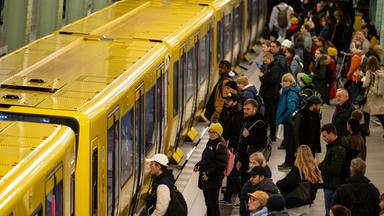 Berlin: Menschen warten am Alexanderplatz auf die U-Bahn. Archivbild