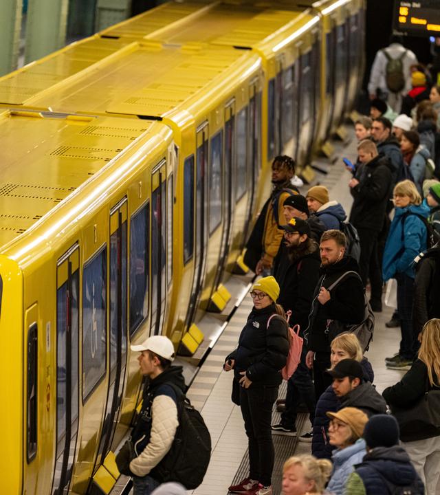 Berlin: Menschen warten am Alexanderplatz auf die U-Bahn. Archivbild