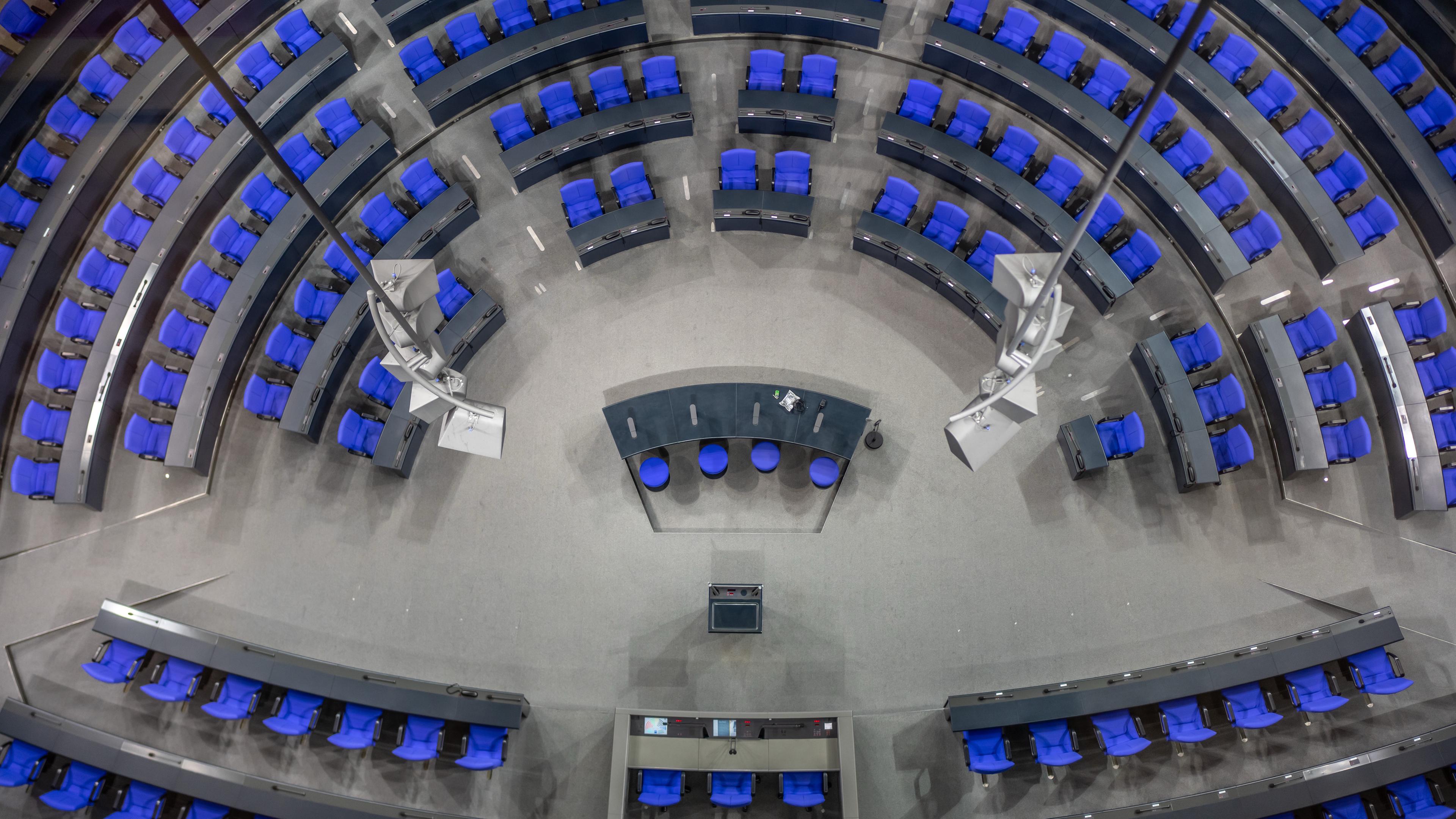 Berlin: Der leere Plenarsaal im Bundestag