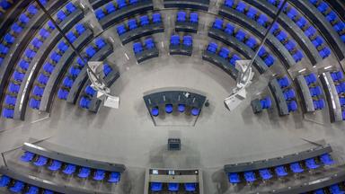 Berlin: Der leere Plenarsaal im Bundestag