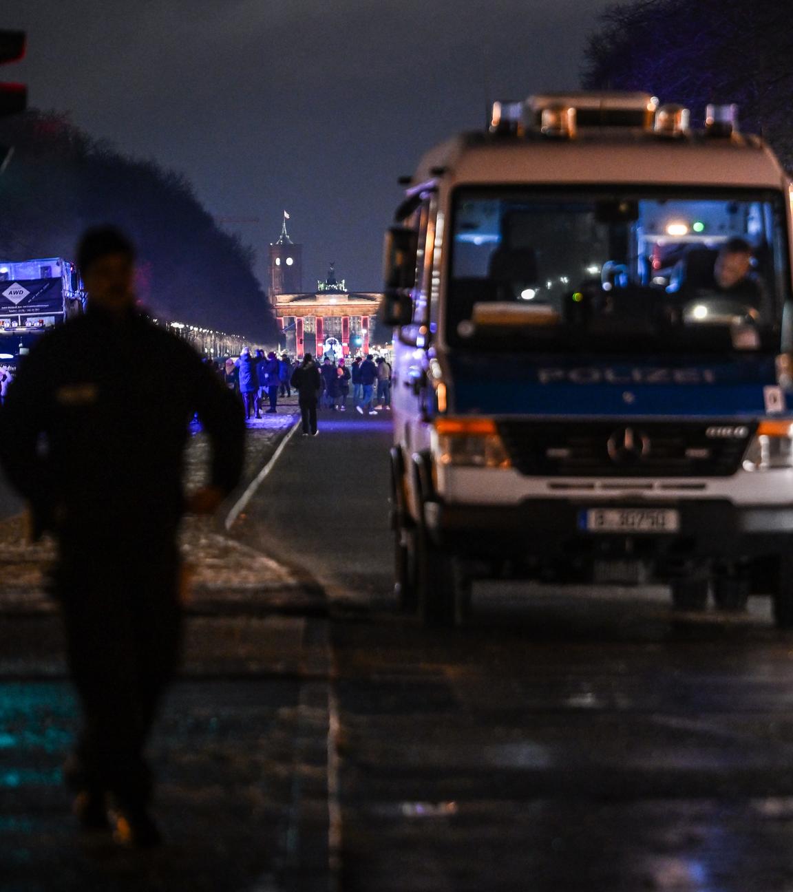 Polizisten und Fahrzeuge der Polizei bei stehen bereit für die 'WeAreBerlin'-Party auf der Straße des 17. Juni.