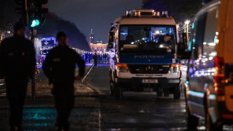 Polizisten und Fahrzeuge der Polizei bei stehen bereit für die 'WeAreBerlin'-Party auf der Straße des 17. Juni.