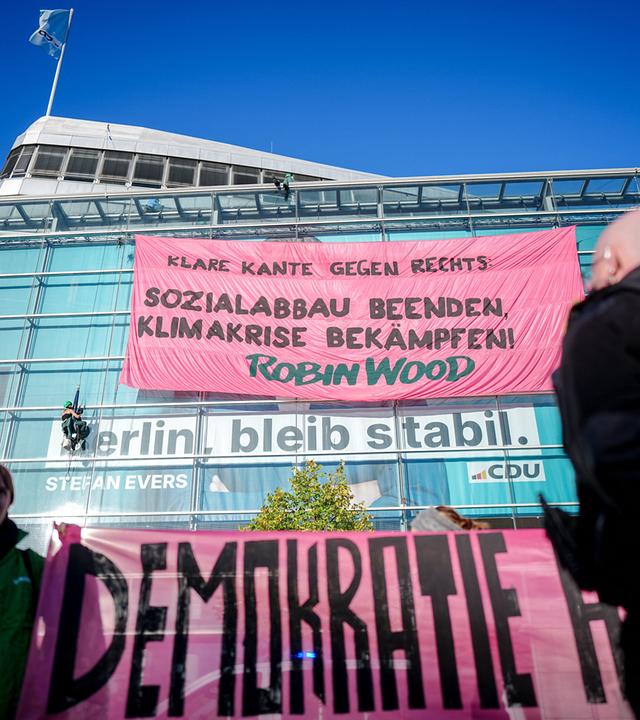 Aktivisten der Umweltschutzorganisation in Robin Wood protestieren mit einem Plakat an der CDU Zentrale, dem Konrad Adenauer Haus.