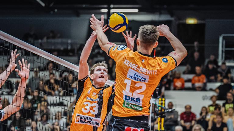 Fedor Ivanov (33, Berlin Recycling Volleys) spielt den Ball auf Florian Krage-Brewitz (12, Berlin Recycling Volleys)