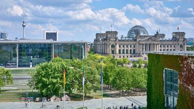 Blick vom Balkon des Bundeskanzleramts auf den Bundestag und die Regierungsgebäude im Regierungsviertel.
