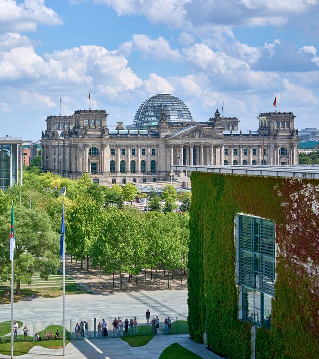 Blick vom Balkon des Bundeskanzleramts auf den Bundestag und die Regierungsgebäude im Regierungsviertel.